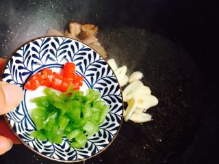 干煸有机花菜,放入青椒和小米辣椒