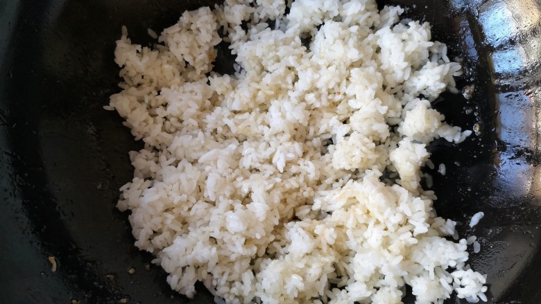 泰式菠萝饭,锅里留底油，加入米饭翻炒一下。