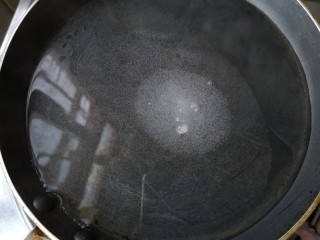 苹果玫瑰花土司,不粘平底锅中加30毫升水和10克白糖煮开。
