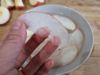 苹果玫瑰花土司,然后切薄片，尽量的切薄就可以，为了方便卷起。