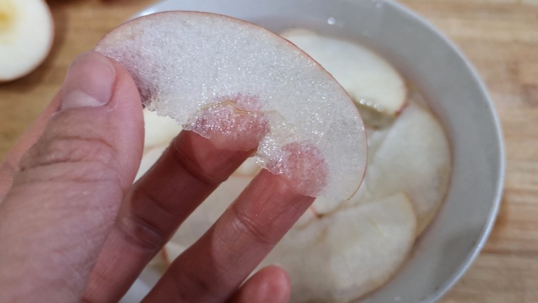 苹果玫瑰花土司,然后切薄片，尽量的切薄就可以，为了方便卷起。