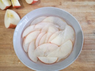 苹果玫瑰花土司,切好的苹果片浸泡在淡盐水中防止氧化变色。