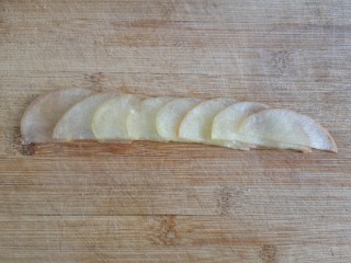 苹果玫瑰花土司,将苹果片沥水捞出，取8-10片按从大到小的顺序叠加起来。