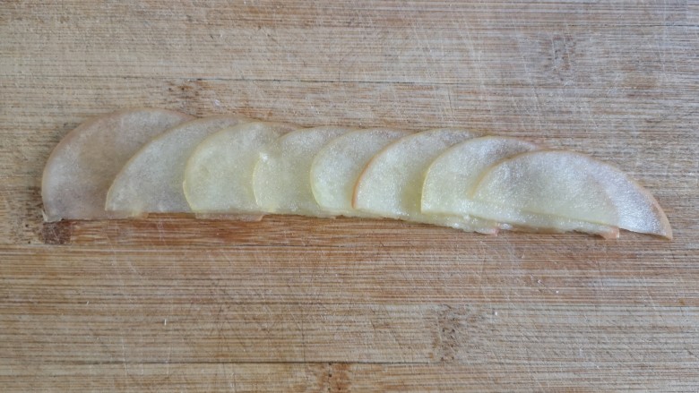 苹果玫瑰花土司,将苹果片沥水捞出，取8-10片按从大到小的顺序叠加起来。