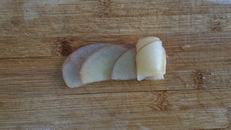 苹果玫瑰花土司,然后如图所示从最右边一片向左边卷起。