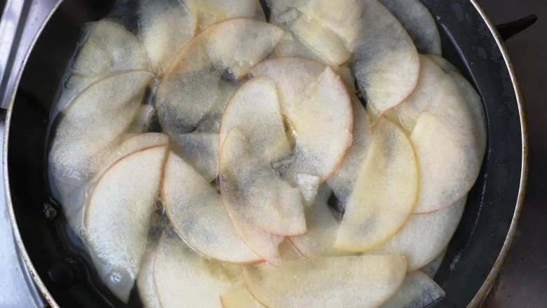 苹果玫瑰花土司,放入苹果片烫软即可。