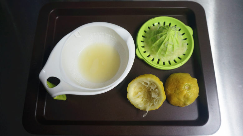 健康宝宝辅食-草莓溶豆,柠檬1个榨汁备用。
