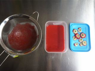 健康宝宝辅食-草莓溶豆,草莓100克，洗净去蒂后直接用料理机打成草莓果泥汁，过筛备用。
