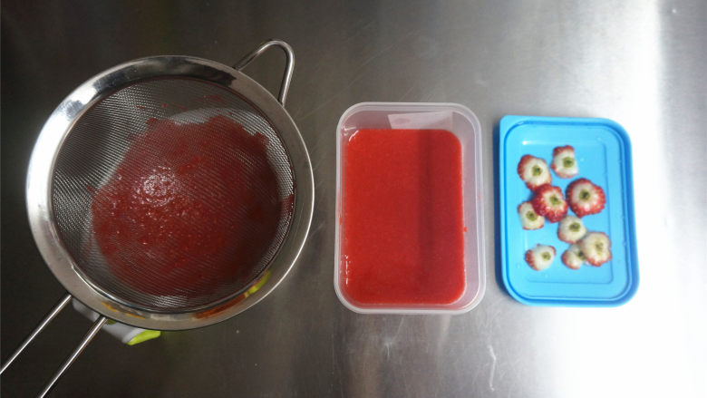 健康宝宝辅食-草莓溶豆,草莓100克，洗净去蒂后直接用料理机打成草莓果泥汁，过筛备用。
