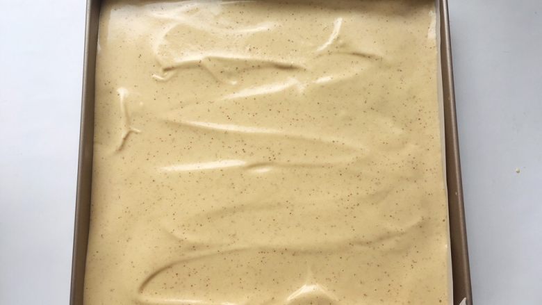 枣泥奶冻蛋糕卷,将面糊刮平整，入烤箱150度烤18分钟，表面上色即可
