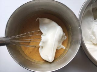枣泥奶冻蛋糕卷,取一小部分蛋白霜加入到枣泥面糊中翻拌均匀
