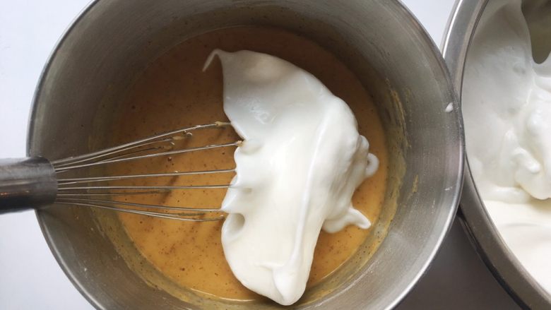 枣泥奶冻蛋糕卷,取一小部分蛋白霜加入到枣泥面糊中翻拌均匀

