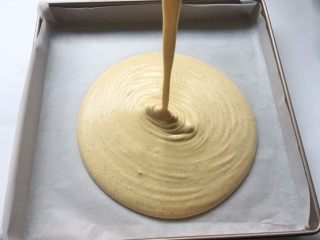 枣泥奶冻蛋糕卷,方盘铺油纸，将翻拌好的面糊抬高20厘米倒入模具内

