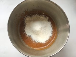 枣泥奶冻蛋糕卷,过筛低筋面粉，搅拌均匀
