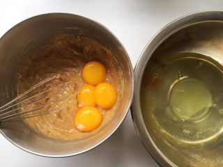 枣泥奶冻蛋糕卷,分离鸡蛋，蛋白打至干净的容器内，蛋黄加入到枣泥面糊中