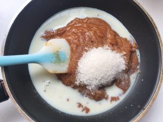 枣泥奶冻蛋糕卷,剩下的枣泥刮干净，倒在不粘锅内，加30克砂糖跟牛奶