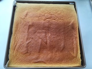 枣泥奶冻蛋糕卷,蛋糕烘烤好后取出，先揭掉四周的油纸降温
