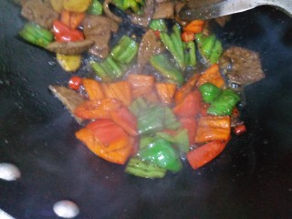 爆炒猪肝,猪肝炒断生后加入青椒和红椒 尖椒一起炒，加适量盐混合翻炒均匀