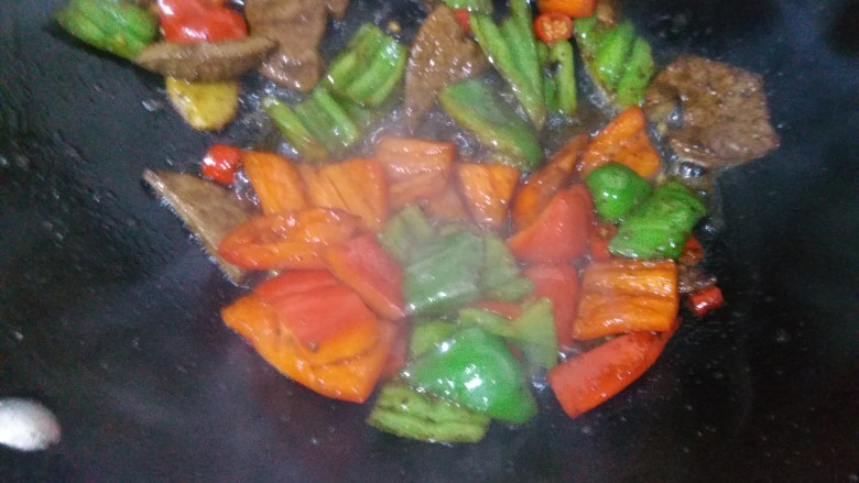 爆炒猪肝,猪肝炒断生后加入青椒和红椒 尖椒一起炒，加适量盐混合翻炒均匀