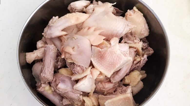 春节餐桌必备  东北特色菜  榛蘑炖小笨鸡,把焯好的鸡块捞出来，用温水清洗干净