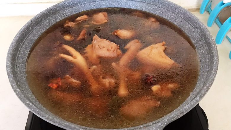 春节餐桌必备  东北特色菜  榛蘑炖小笨鸡,加入开水，水量没过鸡块，要一次加足汤汁