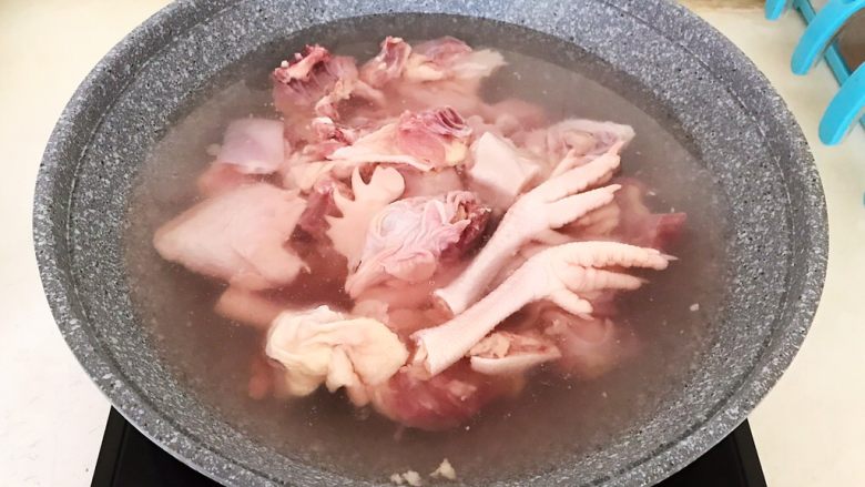 春节餐桌必备  东北特色菜  榛蘑炖小笨鸡,锅里加入冷水，放入鸡块，水开后焯水5分钟