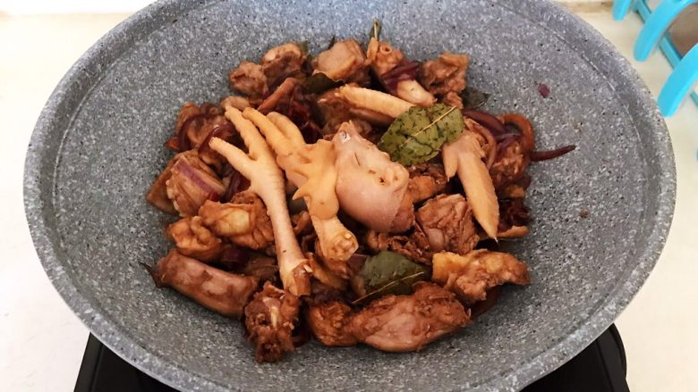春节餐桌必备  东北特色菜  榛蘑炖小笨鸡,翻炒2分钟