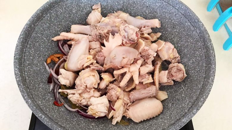 春节餐桌必备  东北特色菜  榛蘑炖小笨鸡,加入鸡块，翻炒2分钟