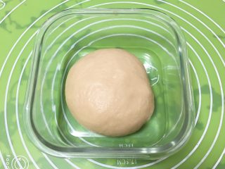 红糖酥饼,启动厨师机揉面10分钟，无需出膜，拿出整理滚圆，盖上保鲜膜静置30分钟。