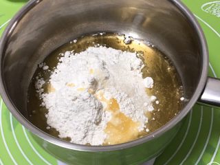 红糖酥饼,油酥制作方法，低筋粉、花生油、细砂糖放入锅内。