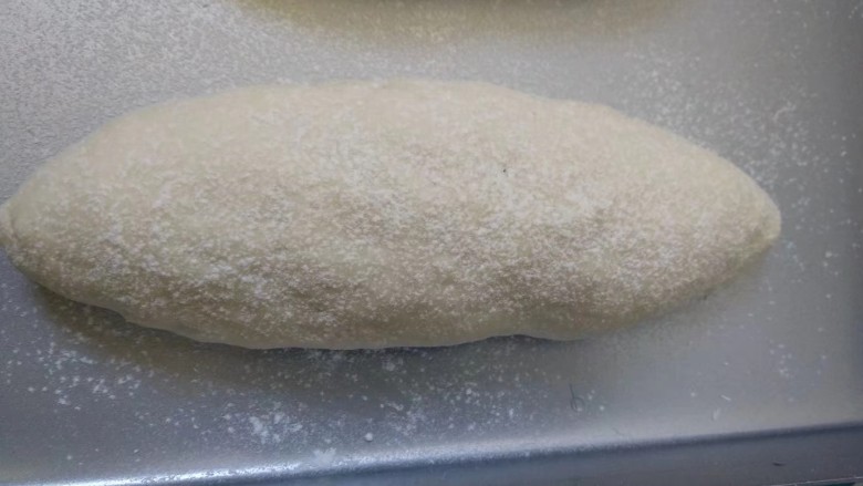 法式面包,筛上薄薄一层面粉。