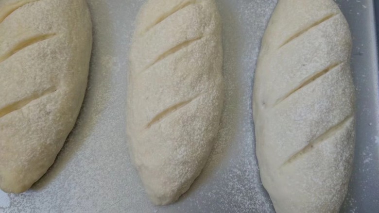法式面包,用小刀划痕，放入烤箱二次发酵。（发至原来1.5倍大）