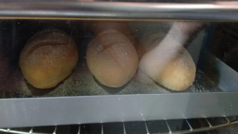 法式面包,放入提前预热180℃烤箱，中层上下火烤30分钟，表面上色即可。（具体时间根据自家烤箱调整）