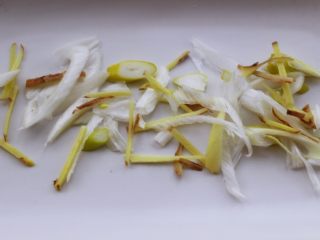 鲜美无比的粤式清蒸鲈鱼,取一个盘子把切好的葱和姜放到上面。
