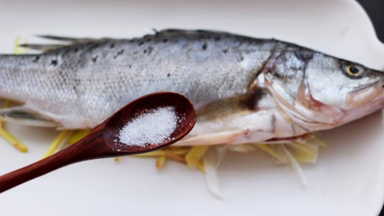 鲜美无比的粤式清蒸鲈鱼,再撒上适量的盐腌制一下鲈鱼，这样蒸出来的鱼更入味。
