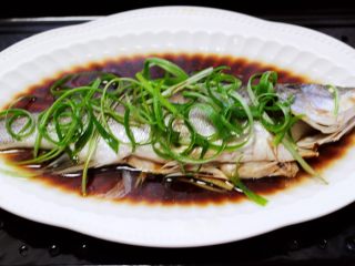 鲜美无比的粤式清蒸鲈鱼,把蒸鱼豉油倒均匀后。