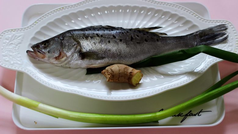 鲜美无比的粤式清蒸鲈鱼,首先备齐所有的清蒸鱼食材。