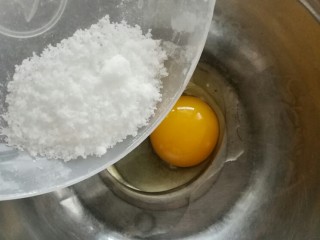 小馒头,鸡蛋打入盆里倒入白糖和玉米油