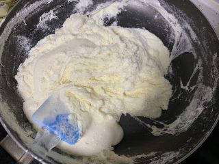 坚果牛扎糖,棉花糖完全融化后关火，把奶粉到进去搅拌均匀
