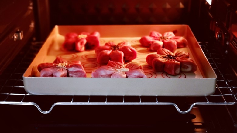 中式甜点～蜜豆桃花酥,烤箱提前预热后，烤盘入烤箱中层。