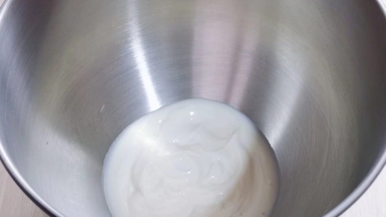 可可酸奶吐司面包,首先将浓稠酸奶加入厨师机桶。