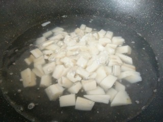 糖菠萝藕丁,锅烧开水，放藕丁焯水1分多钟