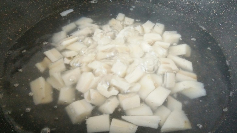 糖菠萝藕丁,锅烧开水，放藕丁焯水1分多钟
