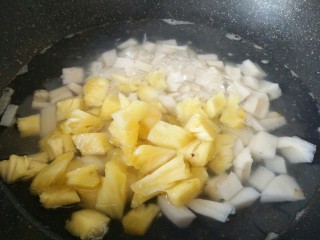 糖菠萝藕丁,再把菠萝丁放入焯水几十秒（锅里加盐）