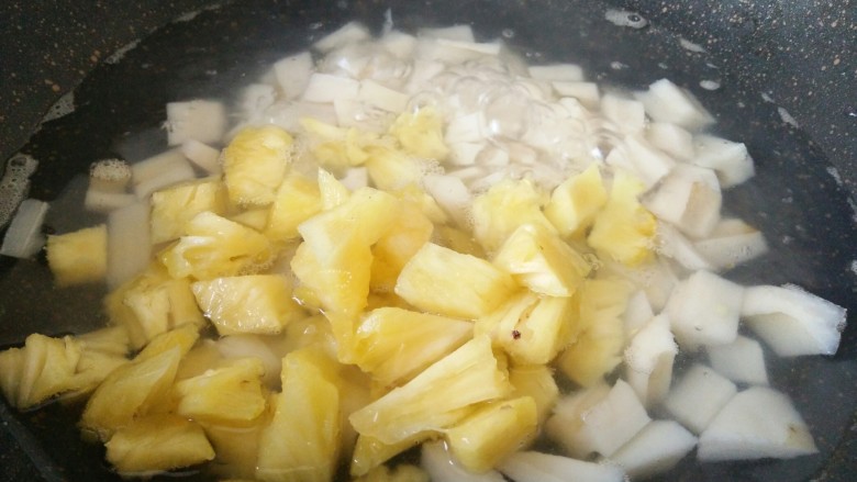 糖菠萝藕丁,再把菠萝丁放入焯水几十秒（锅里加盐）