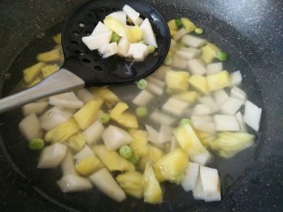 糖菠萝藕丁,看到颜色鲜艳，豌豆饱满，就可以捞出来