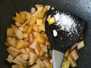 糖菠萝藕丁,加白糖和盐，炒匀