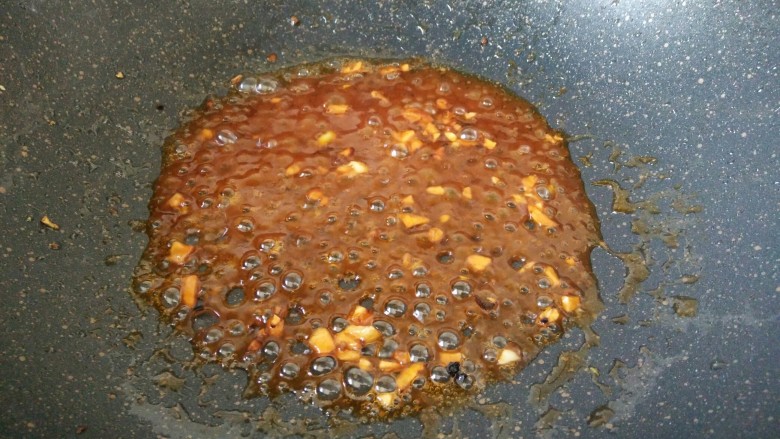 糖菠萝藕丁,锅里油热后加蒜末炒香，倒入番茄沙司熬开