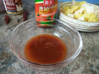 糖菠萝藕丁,一只碗：加番茄沙司和少许清水调稀
