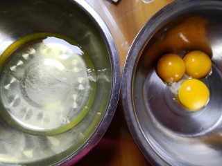 抹茶蜜豆戚风,分离三个鸡蛋的蛋黄蛋清。